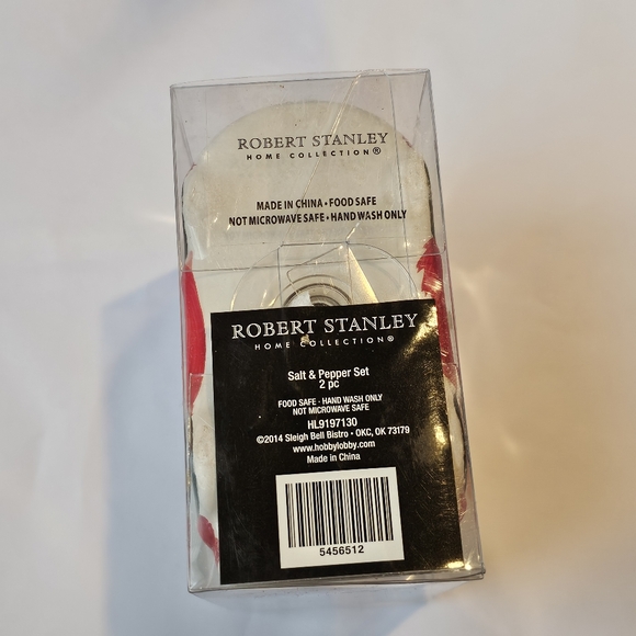 Red Truck and Tree Salt and Pepper Shakers - Picture 12 of 12